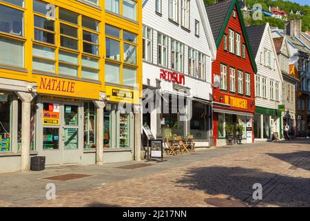 Bergen, Norvegia - 27 maggio 2018: Edificio colorato al centro della città. Negozi e ristoranti. Foto Stock