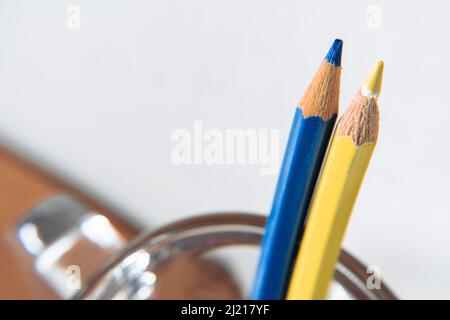 Matite di colore blu e giallo nel portamatite. Blu e giallo sono i colori della bandiera nazionale Ucraina. Foto Stock