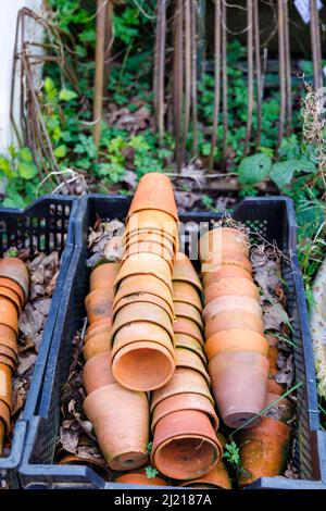 Un mucchio di vasi di terracotta tradizionale in vecchio stile in un vassoio impilato insieme, a Hungerford, una città di mercato nel Berkshire, Inghilterra Foto Stock