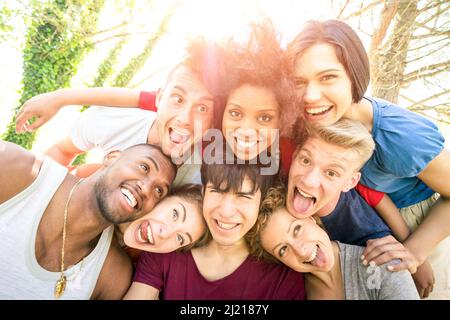 I migliori amici che prendono selfie all'aperto con retroilluminazione - concetto felice di gioventù con i giovani che si divertono insieme - concetto di amicizia e di Cheer Foto Stock