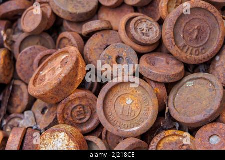 Una collezione di pesi imperiali arrugginiti in un negozio di antiquariato a Hungerford, una città di mercato nel Berkshire, Inghilterra sud-occidentale Foto Stock