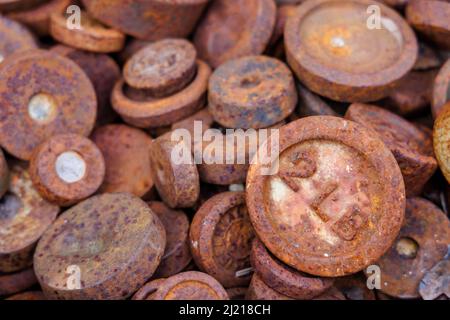 Una collezione di pesi imperiali arrugginiti in un negozio di antiquariato a Hungerford, una città di mercato nel Berkshire, Inghilterra sud-occidentale Foto Stock