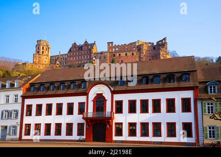 Accademia delle Scienze a Karlsplatz e rovine del castello sullo sfondo a Heldelberg. Heidelberg è una città situata sul fiume Neckar, nella Germania sudoccidentale. Foto Stock