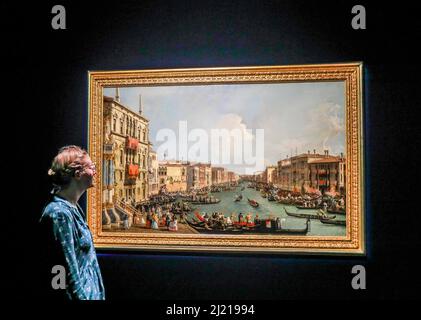 Londra UK 29 Marzo 2022 Bookmarking la mostra sarà costituita dalle due viste monumentali di Woburn Abbey, Una Regata sul Canal Grande e il Canal Grande, Ascensione Day: L'imbarco del Doge di Venezia per la cerimonia del matrimonio dell'Adriatico. Questi dipinti sono stati commissionati come souvenir dopo la visita di Lord John Russell alla città come parte del Grand Tour, un rito educativo di passaggio per i ricchi nel XVIII secolo. La Venice Revisited di Canaletto esplorerà queste origini dell’industria turistica di Venezia attraverso alcuni oggetti personali appartenenti ai Duchi di Bedford Foto Stock