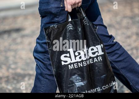 SLATER menswear 100% plastica riciclata riutilizzabili borse abbigliamento per la vita, Fishergate, Preston, Regno Unito Foto Stock