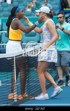 IgA Swiatek (POL) ha sconfitto Coco Gauff (USA) 6-3, 6-1, al Miami Open in corso di disputazione all'Hard Rock Stadium di Miami Gardens, Florida il 28 marzo 2022: © Karla Kinne/Tennisclix/CSM Foto Stock