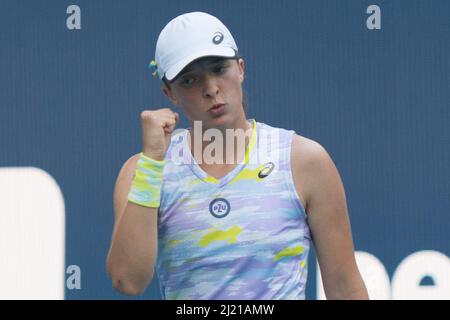 IgA Swiatek (POL) ha sconfitto Coco Gauff (USA) 6-3, 6-1, al Miami Open in corso di disputazione all'Hard Rock Stadium di Miami Gardens, Florida il 28 marzo 2022: © Karla Kinne/Tennisclix/CSM Foto Stock