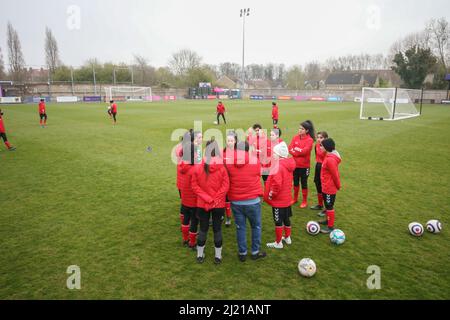 I giocatori della squadra di sviluppo dell'Afghanistan parlano di tattiche prima di una partita contro la squadra parlamentare delle donne al Dulwich Hamlet Football Club, nel sud di Londra. Amnesty International UK sta dando il via al suo Football Welcome Month – un’iniziativa per accogliere rifugiati e persone in cerca di asilo nelle comunità britanniche – organizzando una partita di calcio tra la squadra di sviluppo afghana e la squadra parlamentare femminile. Data foto: Martedì 29 marzo 2022. Foto Stock