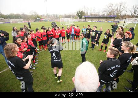 I giocatori della squadra di sviluppo dell'Afghanistan e della squadra parlamentare delle donne in vista della loro partita al Dulwich Hamlet Football Club, nel sud di Londra. Amnesty International UK sta dando il via al suo Football Welcome Month – un’iniziativa per accogliere rifugiati e persone in cerca di asilo nelle comunità britanniche – organizzando una partita di calcio tra la squadra di sviluppo afghana e la squadra parlamentare femminile. Data foto: Martedì 29 marzo 2022. Foto Stock