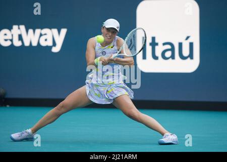 IgA Swiatek (POL) ha sconfitto Coco Gauff (USA) 6-3, 6-1, al Miami Open in corso di disputazione all'Hard Rock Stadium di Miami Gardens, Florida il 28 marzo 2022: © Karla Kinne/Tennisclix/CSM Foto Stock