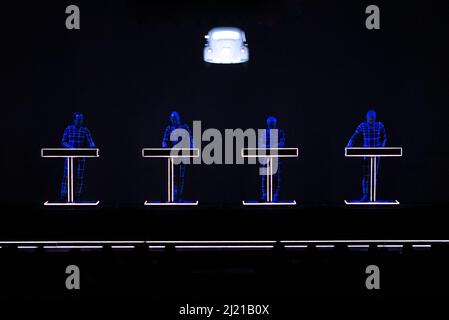 SPAGNA, BILBAO, MUSEO GUGGENHEIM 2016: La banda elettronica tedesca Kraftwerk si esibisce dal vivo sul palco del Museo Guggenheim di Bilbao per il tour "il catalogo – 1 2 3 4 5 6 7 8" Foto Stock