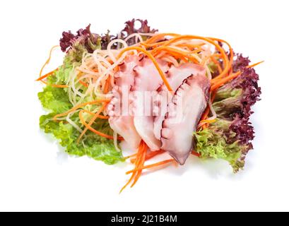 Fette di polpo con insalata e carota isolate su sfondo bianco. Foto Stock