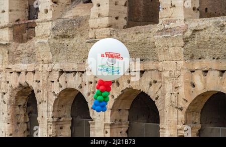 Un'immagine dei palloncini utilizzati per una protesta dell'industria del turismo che si tiene al Colosseo. Foto Stock