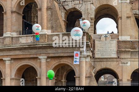 Un'immagine dei palloncini utilizzati per una protesta dell'industria del turismo che si tiene al Colosseo. Foto Stock