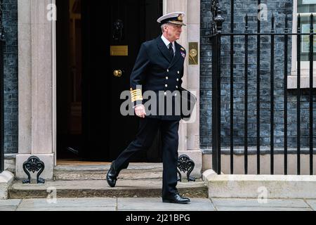 LONDRA, REGNO UNITO. 29 marzo 2022. Capo del personale della Difesa Ammiraglio Sir Antony David Radakin lascia 10 Downing Street dopo la riunione del gabinetto. Credit: amer Ghazzal/Alamy Live News Foto Stock