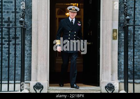 LONDRA, REGNO UNITO. 29 marzo 2022. Capo del personale della Difesa Ammiraglio Sir Antony David Radakin lascia 10 Downing Street dopo la riunione del gabinetto. Credit: amer Ghazzal/Alamy Live News Foto Stock