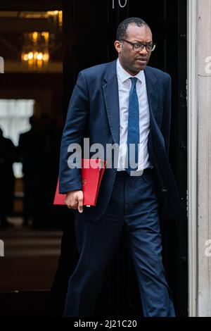 LONDRA, REGNO UNITO. 29 marzo 2022. Kwasi Kwarteng, Segretario di Stato del Dipartimento di Affari, energia e strategia industriale lascia 10 Downing Street dopo la riunione del gabinetto. Credit: amer Ghazzal/Alamy Live News Foto Stock