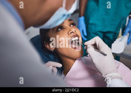 È il momento di ricominciare a sorridere. Colpo di una giovane donna che ha fatto lavoro dentale sui suoi denti. Foto Stock
