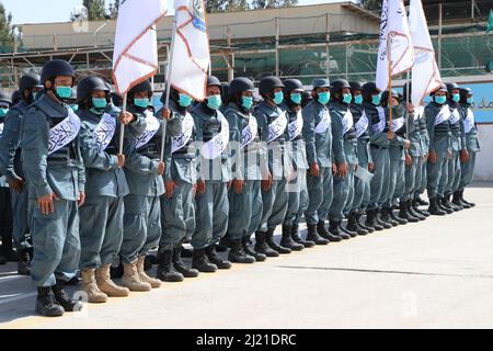 Herat, Afghanistan. 28th Mar 2022. I poliziotti afghani partecipano alla loro cerimonia di laurea a Herat, Afghanistan, 28 marzo 2022. Lunedì sono state commissionate alle forze di polizia nella provincia occidentale di Herat in Afghanistan fino a 500 persone, come ha affermato le autorità, mentre il governo di custode afghano ha intensificato gli sforzi per sviluppare forze di sicurezza addestrate. Credit: Mashal/Xinhua/Alamy Live News Foto Stock