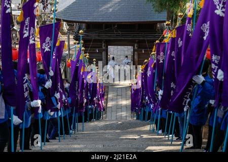 iida, nagano, giappone, 2022/24/03 , i sacerdoti Shinto salendo i gradini che portano al santuario di Omiya verso la fine della processione religiosa dove t Foto Stock