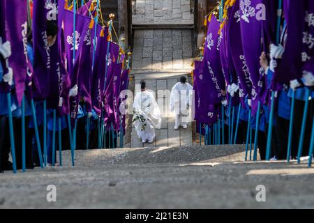 iida, nagano, giappone, 2022/24/03 , i sacerdoti Shinto salendo i gradini che portano al santuario di Omiya verso la fine della processione religiosa dove t Foto Stock