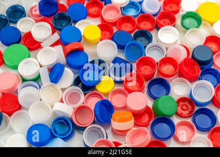 Tappi colorati in plastica per bottiglie per il riciclaggio del materiale nella vista dall'alto Foto Stock