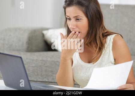 stupito eccitato donna scioccato con inaspettata vittoria online Foto Stock