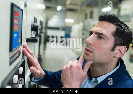 L'uomo la scelta di bevande dal distributore automatico Foto Stock