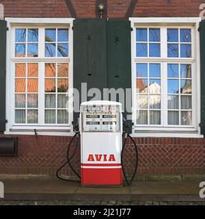 Vecchia pompa di riempimento presso l'ex Abbazia di Asbeck, Germania, Renania settentrionale-Vestfalia, Muensterland, Legden Foto Stock