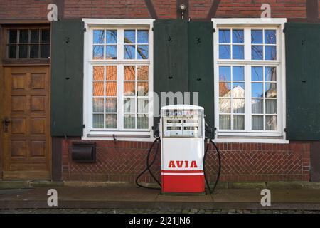 Vecchia pompa di riempimento presso l'ex Abbazia di Asbeck, Germania, Renania settentrionale-Vestfalia, Muensterland, Legden Foto Stock