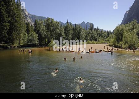 I turisti che fanno il bagno a Merced River, USA, California, Yosemite National Park Foto Stock