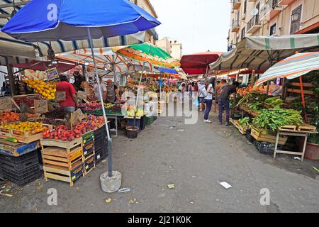 Bancarelle tipiche del mercato di Ballaro nei vicoli stretti di Palermo, Italia, Sicilia, Palermo Foto Stock