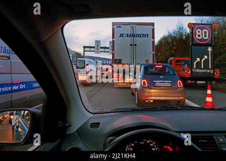 Ingorgo dovuto alla chiusura completa dell'autostrada A1, vista dall'auto, Germania, Renania Settentrionale-Vestfalia, Bergisches Land, Wuppertal Foto Stock