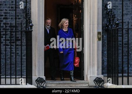 Liz Truss, deputato, Segretario degli Affari Esteri, con Sir Tim Barrow, Direttore politico degli Affari Esteri, Downing Steet, Londra, Regno Unito Foto Stock