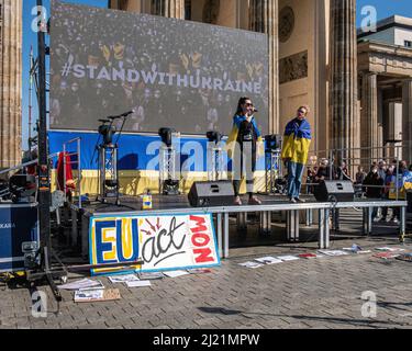 Germania, Berlino, Mitte, 27 marzo 2022. Appello per la Pace Mondiale alla porta di Brandeburgo durante l'invasione militare russa dell'Ucraina. Le persone si riuniscono per protestare Foto Stock