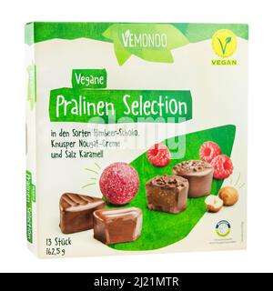 Amburgo, Germania - Marzo 25 2022: Selezione di cioccolatini Vemondo vegan con pacchetto isolato su sfondo bianco Foto Stock