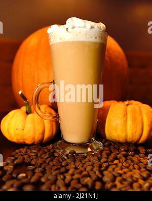 Una zucca Spice Late con zucche e chicchi di caffè Foto Stock