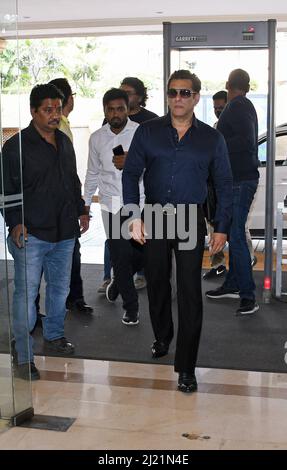 Mumbai, India. 28th Mar 2022. L'attore Bollywood Salman Khan (R) arriva alla conferenza stampa IIFA (International Indian Film Academy Awards) a Mumbai. L'edizione 22nd dello IIFA (International Indian Film Academy Awards) si terrà il 20th maggio 2022 ad Abu Dhabi. Credit: SOPA Images Limited/Alamy Live News Foto Stock