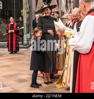 La duchessa di Cambridge ride mentre introduce la figlia Principessa Charlotte all'arcivescovo di Canterbury Justin Welby mentre arrivano per un Servizio di ringraziamento per la vita del Duca di Edimburgo, all'Abbazia di Westminster a Londra. Data foto: Martedì 29 marzo 2022. Foto Stock