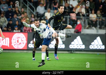 Il centrocampista LAFC (6) Ilie Sánchez batte Vancouver Whitecaps il centrocampista Russell Teibert (31) per la palla durante una partita MLS. Il LAFC sconfisse il Whi Foto Stock