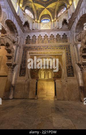 Il mihrab e parte della cupola nella cattedrale di Cordoba. Un mihrab è usato in una moschea per identificare il muro che si affaccia sulla Mecca, il luogo di nascita dell'Islam i. Foto Stock