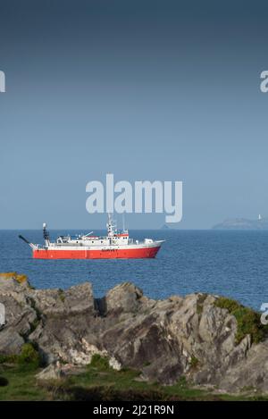 L'indagine di ricerca EGS Ventus vascello che naviga oltre Towan Head nella baia di Newquay in Cornovaglia. Foto Stock