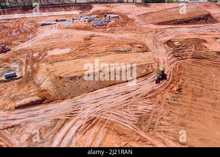 Vista aerea del tubo di calcestruzzo e dei pozzi di calcestruzzo posa di tubi fognari sotterranei e pozzi fognari Foto Stock