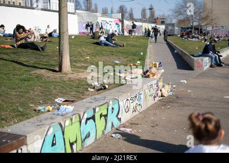 Berlino, Germania - 27 marzo 2022 il cestino è sovraccaricato di immondizia. Problema di inquinamento dei rifiuti urbani. Foto Stock