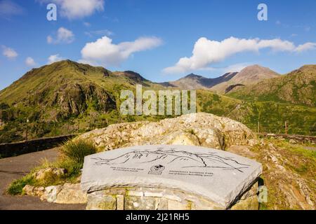 Informazioni turistiche targa di pietra che mostra montagne di ferro di Snowdon attraverso CWM Dyli dal punto di vista in Nant Gwynant. Snowdonia National Park Galles Foto Stock