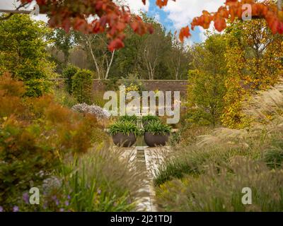 Rill nel Paradise Garden progettato dall'architetto di paesaggio Tom Stuart-Smith a Bridgewater, Salford, Regno Unito Foto Stock
