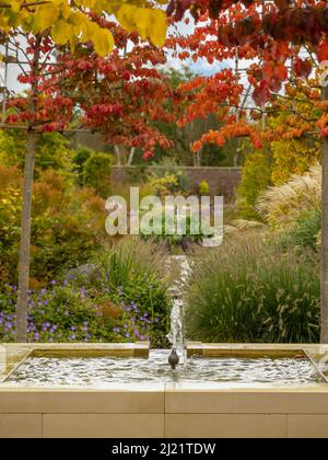 Fountain in the Paradise Garden progettato dall'architetto di paesaggio Tom Stuart-Smith presso il RHS Bridgewater. Salford. Greater Manchester. REGNO UNITO Foto Stock