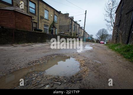 Queensbury è un grande villaggio nel distretto metropolitano di Bradford, West Yorkshire, Inghilterra. Arroccato su un alto punto panoramico sopra Halifax, Clayton e Thornton e affacciato su Bradford stesso, Queensbury è una delle più alte parrocchie in Inghilterra, con belle viste oltre la conurbazione West Yorkshire alle colline del Brontë Country e Yorkshire Dales a nord e nord ovest. Aveva una popolazione di 8.718 abitanti nel 2001, che è aumentata a 16.273 nel censimento del 2011. Queensbury e' la piu' famosa come casa dei Black Dyke Mills e della Black Dyke Band. Foto Stock