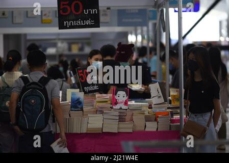 Bangkok, Tailandia. 29th Mar 2022. Atmosfera, persone entrano, eventi la settimana del Libro Nazionale 50th e la settimana del Libro Internazionale 20th con più di 208 stand sia da editori thailandesi e internazionali che vendono libri e materiale educativo, tra cui più di 583 stand, alla stazione Bang sue Grand Station, Chatuchak District. (Foto di Teera Noisakran/Pacific Press) Credit: Pacific Press Media Production Corp./Alamy Live News Foto Stock