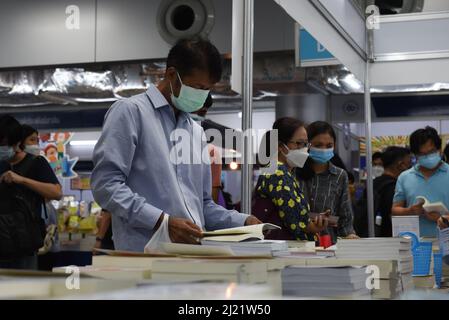 Bangkok, Tailandia. 29th Mar 2022. Atmosfera, persone entrano, eventi la settimana del Libro Nazionale 50th e la settimana del Libro Internazionale 20th con più di 208 stand sia da editori thailandesi e internazionali che vendono libri e materiale educativo, tra cui più di 583 stand, alla stazione Bang sue Grand Station, Chatuchak District. (Foto di Teera Noisakran/Pacific Press) Credit: Pacific Press Media Production Corp./Alamy Live News Foto Stock